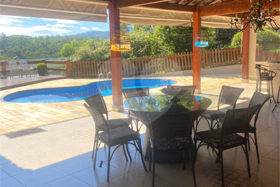 Casa à venda com 5 quartos, sendo 4 suítes, no condomínio Lago do Imperador, Mairiporã - SP