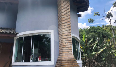 Casa à venda com 3 quartos, sendo 1 suíte,  no condomínio Parque Suiça, Caieiras - SP