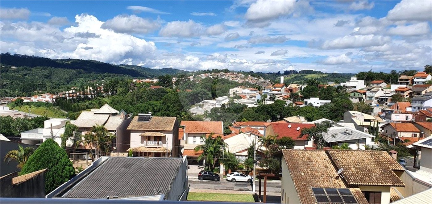 Casa à venda com 3 quartos, sendo 1 suíte, em Vila Santa Rosália, São Roque, SP