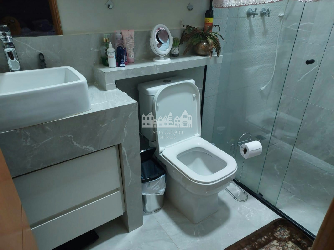 Casa à venda com 4 quartos, sendo 2 suítes,  no condomínio Figueira Garden, Atibaia - SP
