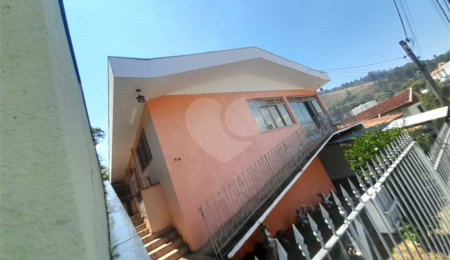 Casa à venda com 3 quartos, sendo 1 suíte,  no Centro, Serra Negra, SP