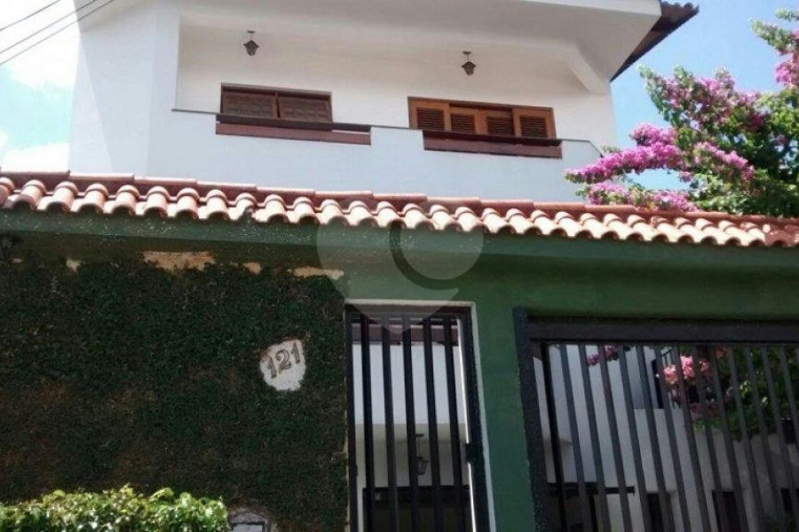 Sobrado à venda com 3 suítes em Jardim Peri, São Paulo, SP
