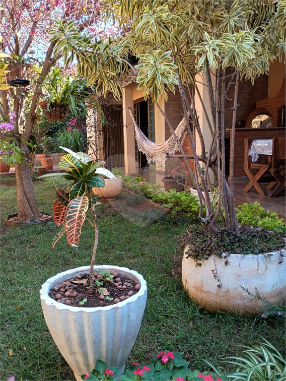 Sobrado com 3 quartos à venda com área gourmet completa e 5 vagas de garagem – Santa Marta - São Carlos/SP