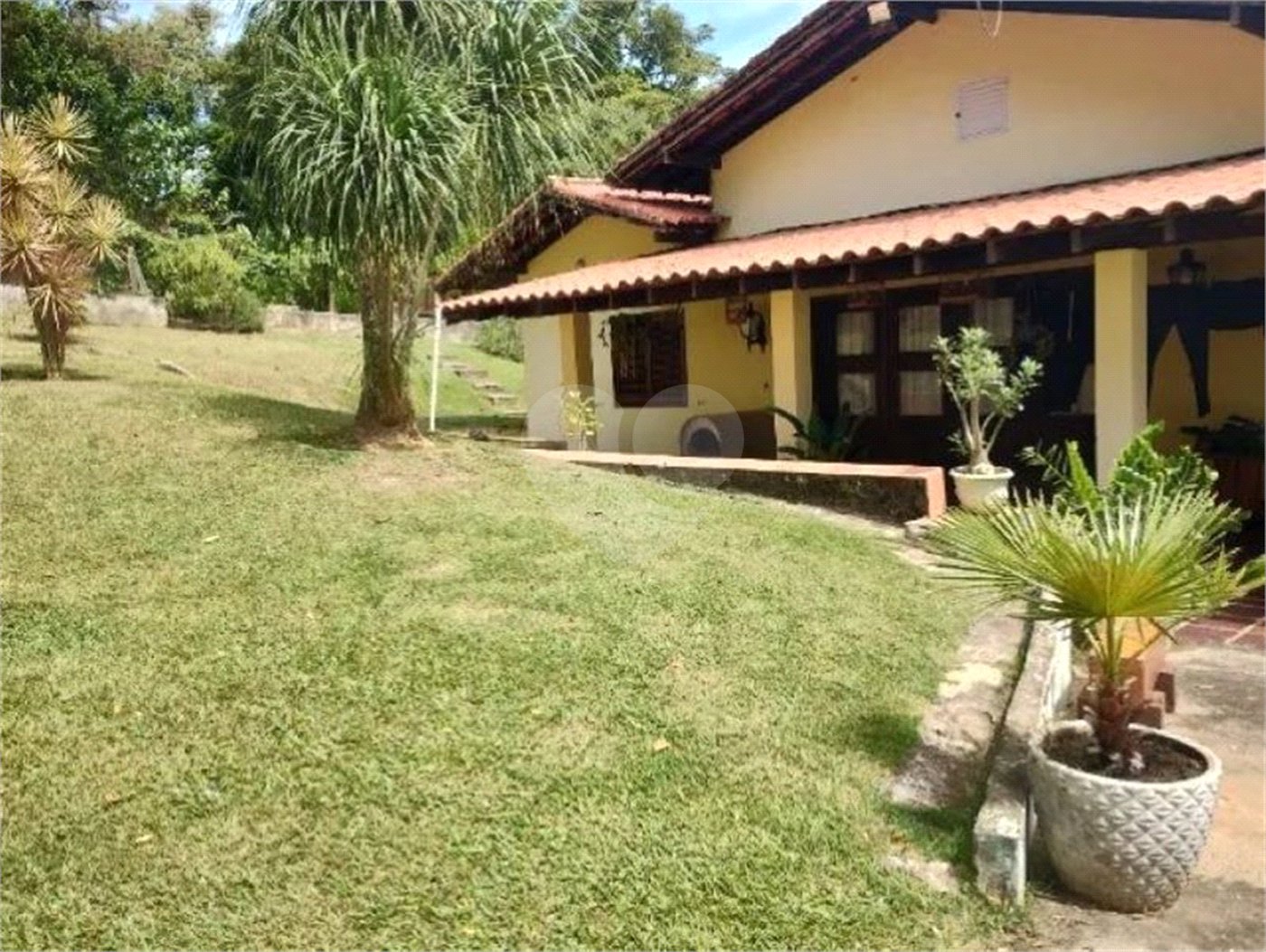 Casa à venda com 5 quartos, sendo 4 suítes, no condomínio Chácaras Flórida, Itu - SP