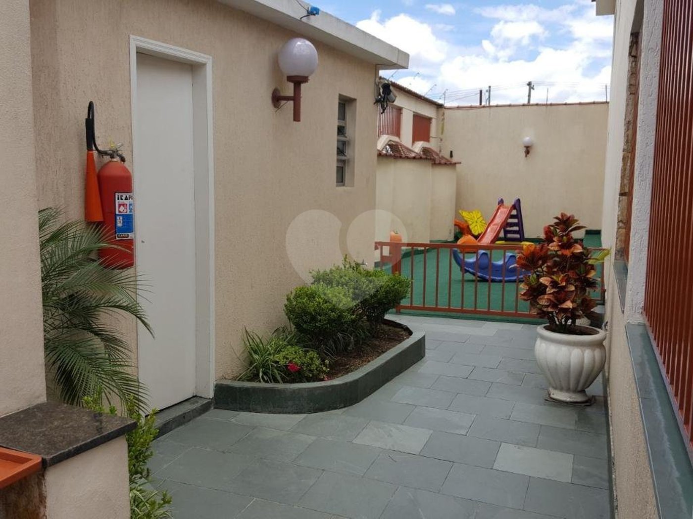 Casa à venda com 3 suítes no condomínio Village, São Paulo - SP