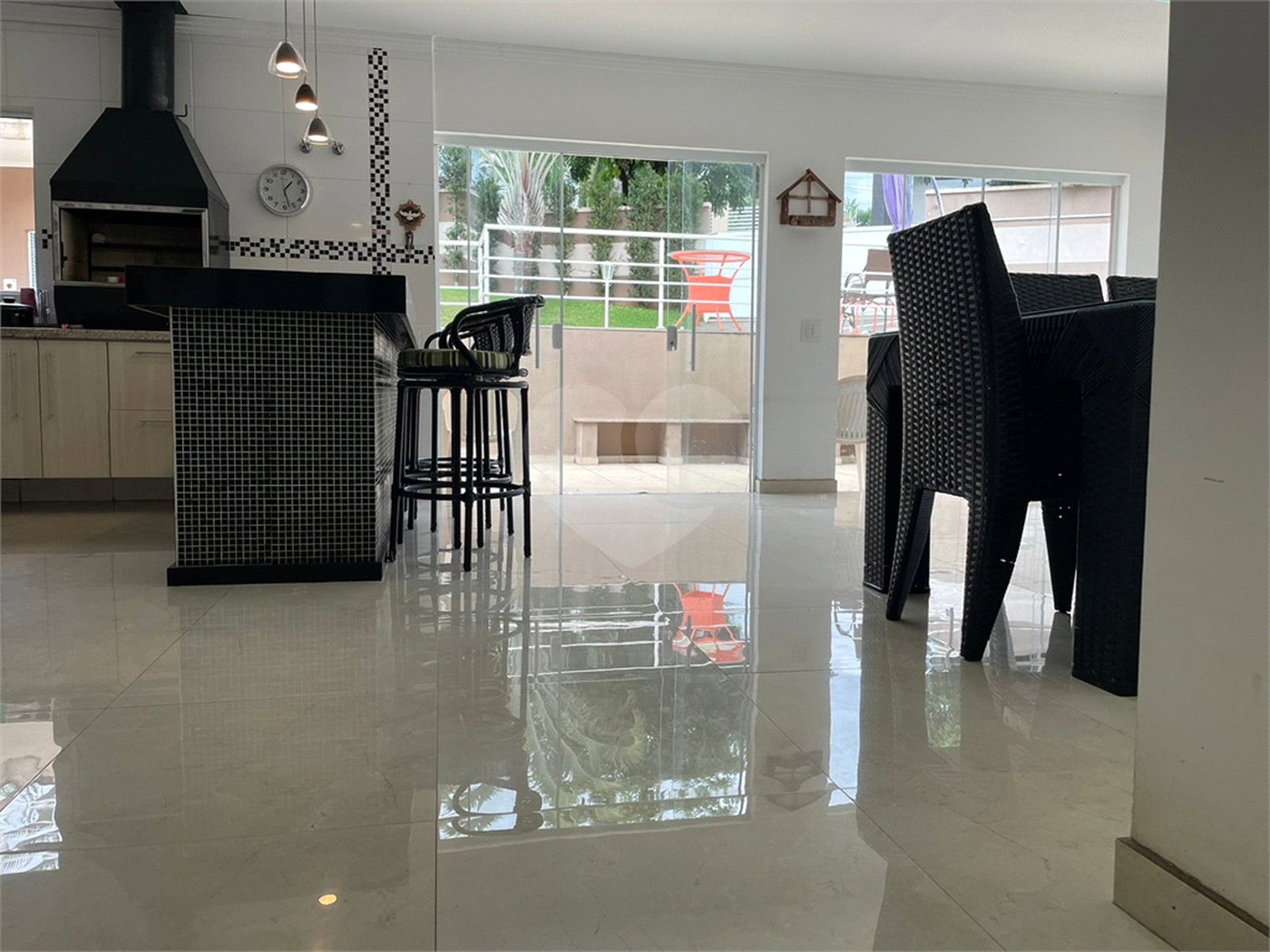 Casa à venda com 3 quartos, sendo 1 suíte, no condomínio Shambala I, Atibaia - SP