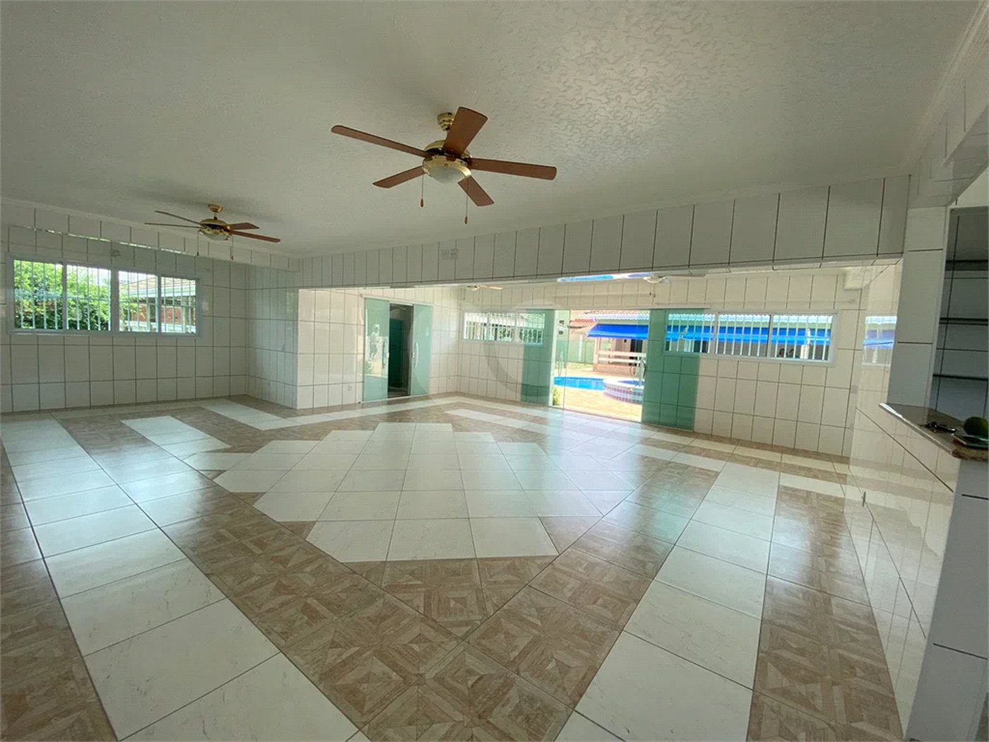Casa à venda com 6 quartos, sendo 1 suíte, no condomínio Horizonte Azul I, Itupeva - SP