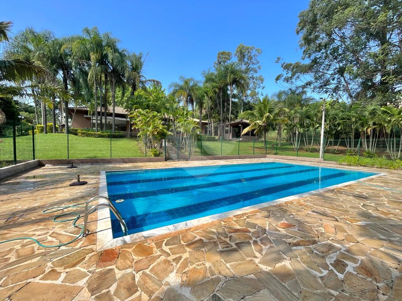 Casa à venda com 5 quartos, sendo 3 suítes, no condomínio Santa Teresa 1, Vinhedo - SP