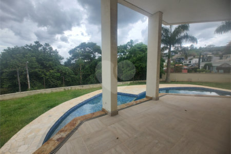 Casa à venda com 5 quartos, sendo 3 suítes, no condomínio Serra da Estrela, Atibaia - SP