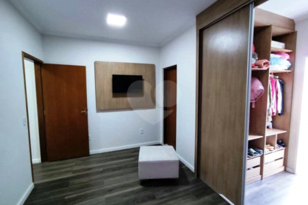 Sobrado à venda com 3 quartos, sendo 1 suíte,  em Residencial Colinas, Mogi das Cruzes, SP