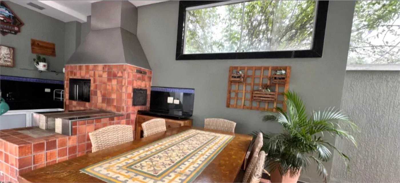 Casa à venda com 4 quartos, sendo 3 suítes, no condomínio Vila das Flores, São Paulo - SP