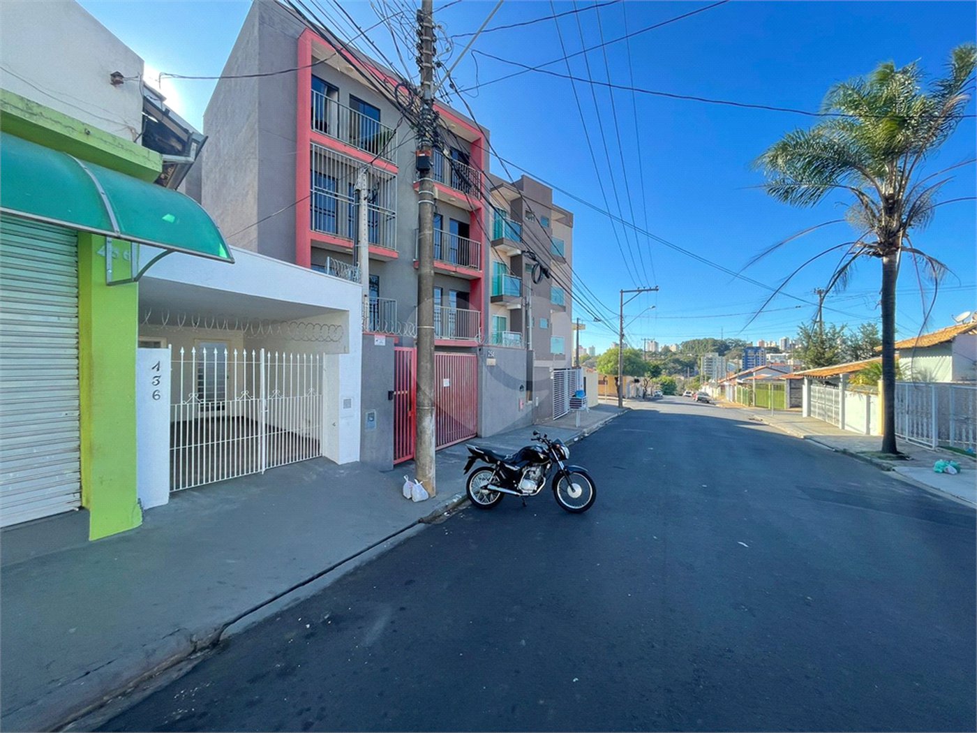 Casa térrea e salão comercial a venda no Jardim Bandeirantes.