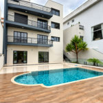 Sobrado de alto padrão no Swiss Park, totalmente reformado, com 4 suítes, piscina, elevador, espaço gourmet, 4 vagas e condomínio com lazer completo.