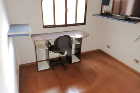 Casa à venda com 4 quartos, sendo 3 suítes, no condomínio Arujá 5, Arujá - SP