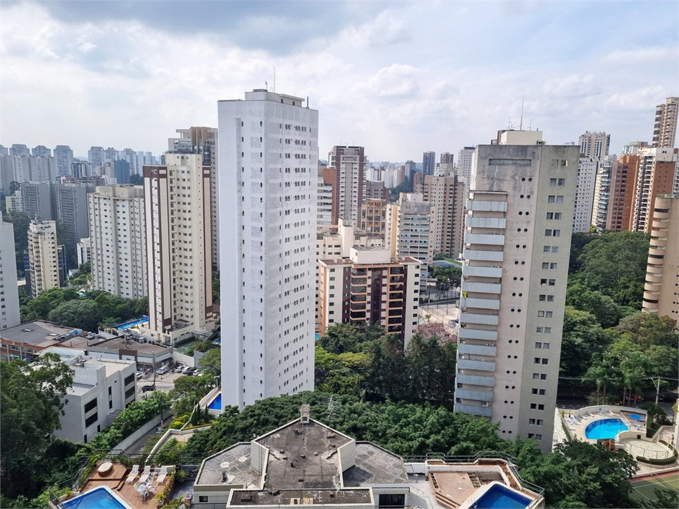 Apartamento à venda com 3 suítes em Vila Suzana, São Paulo, SP