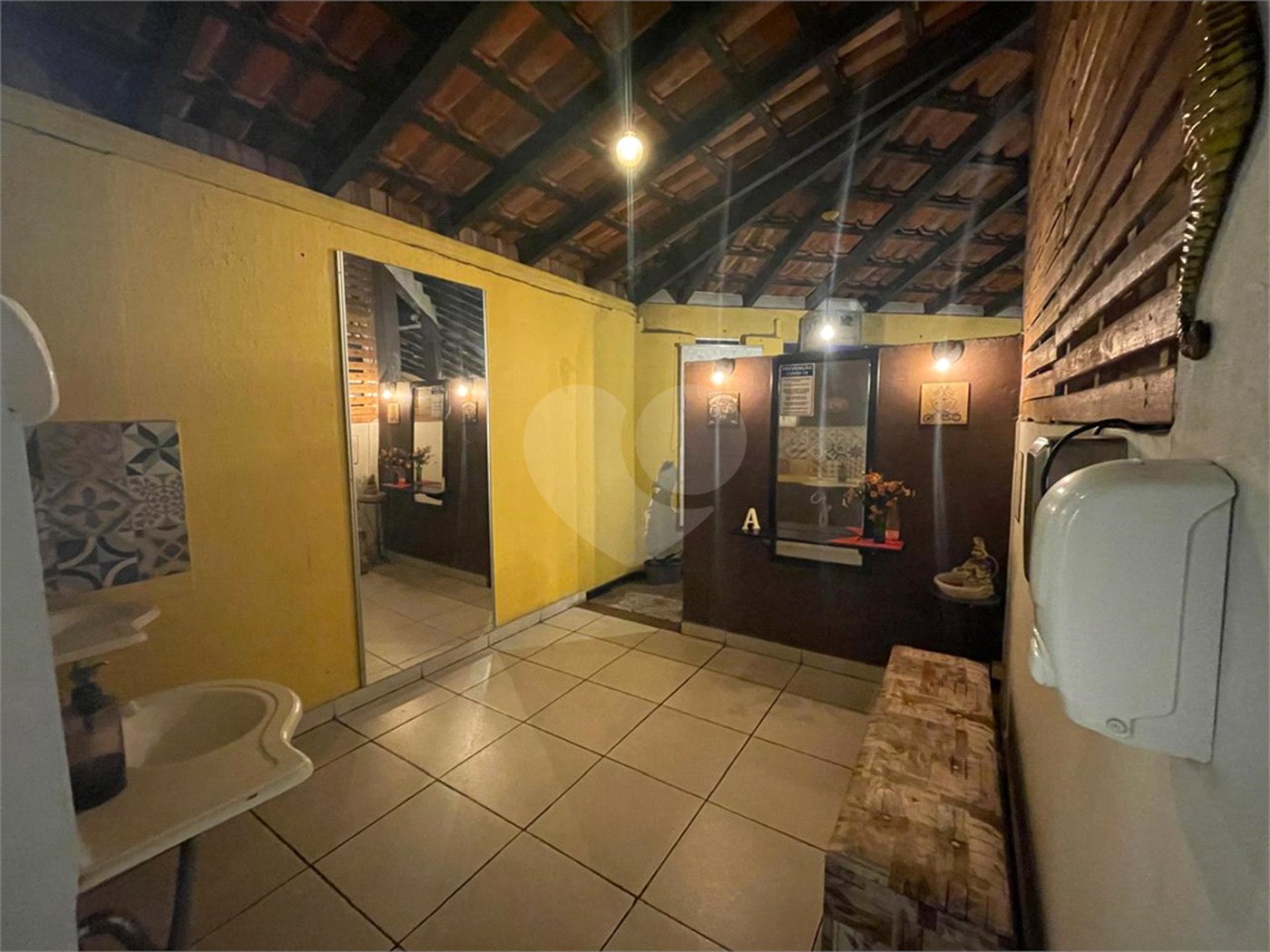 Sobrado à venda com 2 quartos, sendo 1 suíte, em Estância Balneária Hawai, Caraguatatuba, SP