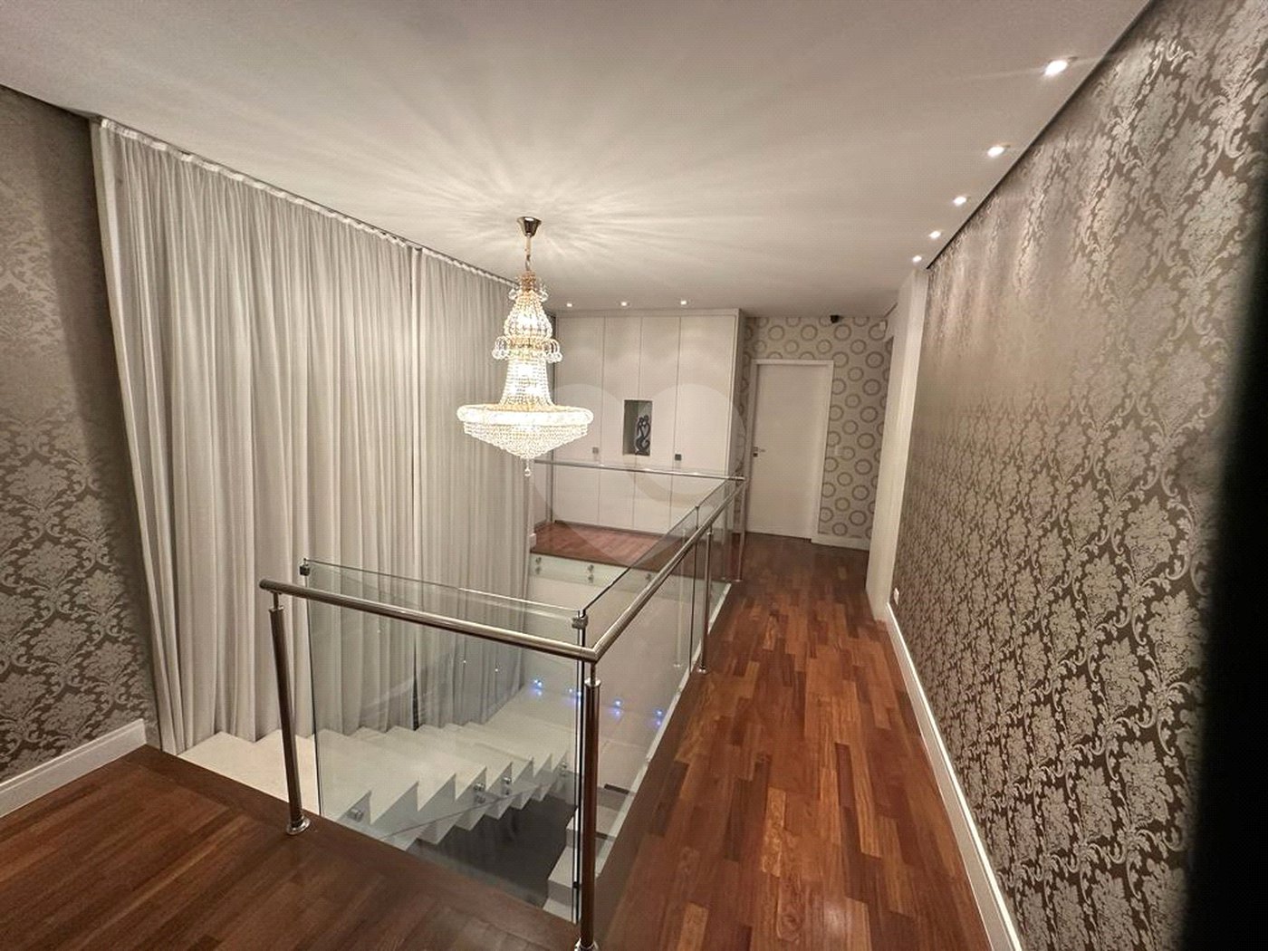 Sobrado à venda ou para alugar com 4 suítes em Vila Bertioga, São Paulo, SP