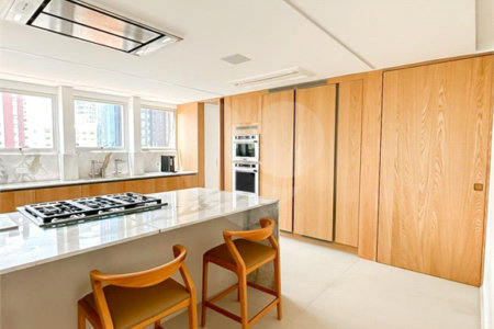Apartamento à venda com 4 suítes em Vila Cordeiro, São Paulo, SP