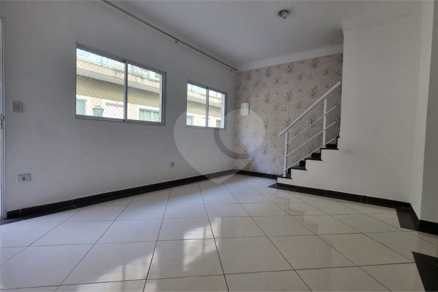 Casa à venda com 3 quartos, sendo 1 suíte,  no condomínio Rafaela I, São Paulo - SP