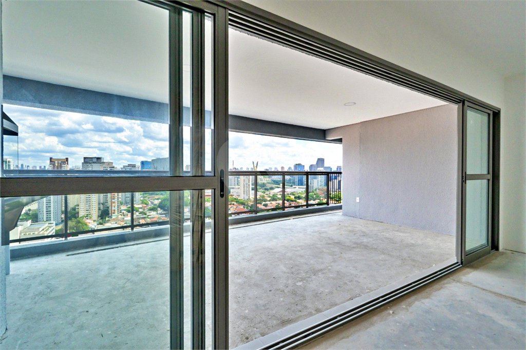 Apartamento à venda com 4 quartos, sendo 2 suítes,  em Jardim das Acácias, São Paulo, SP