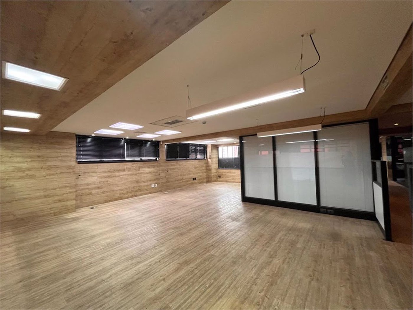 Prédio Corporativo em Santos | 4 Pavimentos | Galpão com Pé-Direito Duplo | Estrutura para +200 Pessoas | Compra Ou Locação