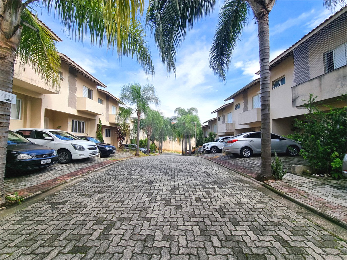 Casa à venda com 3 quartos, sendo 1 suíte, no condomínio Village St. Louis, São Paulo - SP