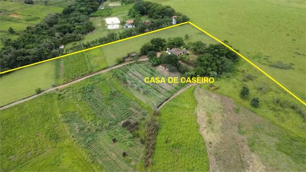 Sítio à venda com 4 quartos, sendo 1 suíte, no Centro, Elias Fausto, SP