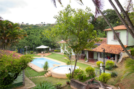 Casa à venda ou para alugar com 5 quartos, sendo 2 suítes, no condomínio Restinga Verde, São Roque - SP