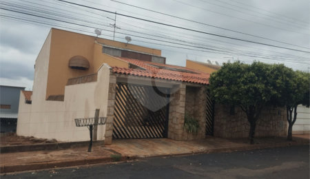 Sobrado à venda com 3 quartos, sendo 1 suíte,  em Jardim Nova América, Araraquara, SP