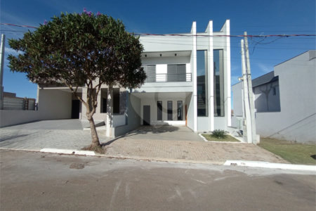 Casa à venda com 3 quartos, sendo 1 suíte, no condomínio Lago dos Ipês, Itapetininga - SP