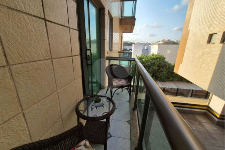 Apartamento à venda com 3 quartos, sendo 1 suíte,  no Centro, Cabo Frio, RJ