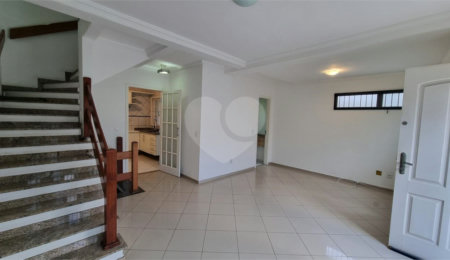 Casa à venda com 3 quartos, sendo 1 suíte, no condomínio Residencial Villagio, São Paulo - SP