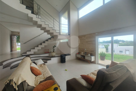 Casa à venda com 5 quartos, sendo 3 suítes, no condomínio Serra da Estrela, Atibaia - SP
