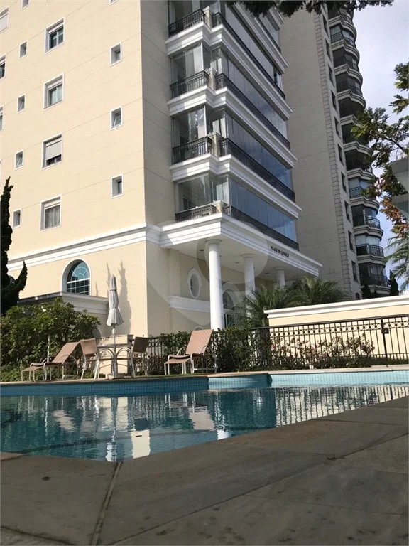 Apto 220 metros no Campo Belo. varanda, 5 vagas, 3 suítes. Visite