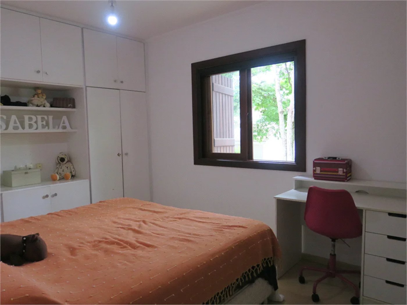 Casa à venda com 4 quartos, sendo 2 suítes, no condomínio Vila das Flores, São Paulo - SP