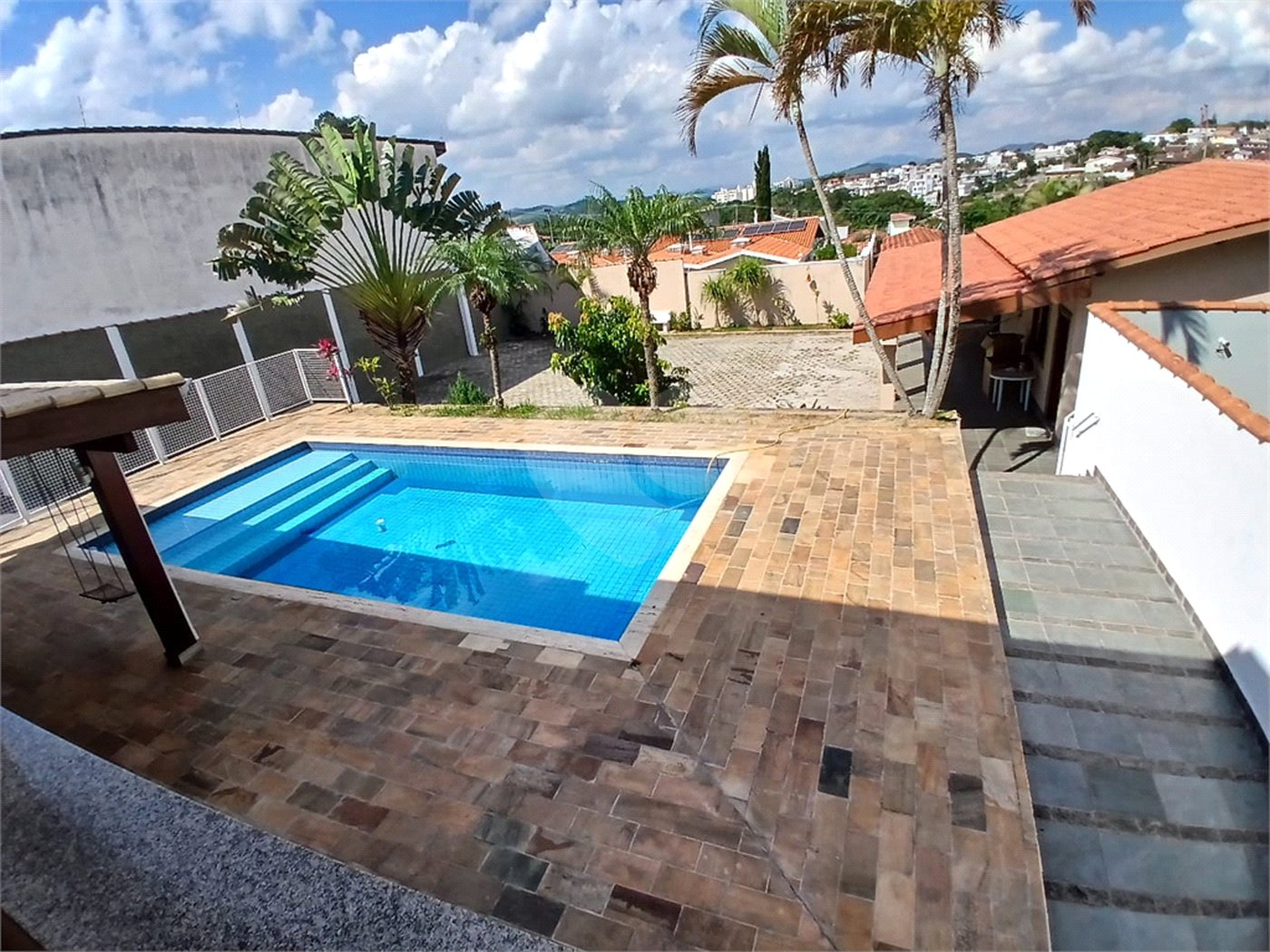 Casa à venda com 5 quartos, sendo 3 suítes, em Vila Santista, Atibaia, SP