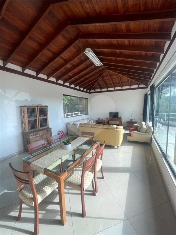 Casa à venda com 5 quartos, sendo 3 suítes,  no condomínio Flamboyant, Atibaia - SP