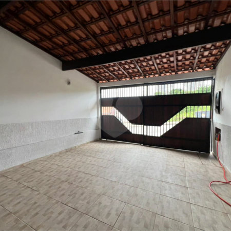 Sobrado à venda com 3 quartos, sendo 1 suíte, em Lopes de Oliveira, Sorocaba, SP
