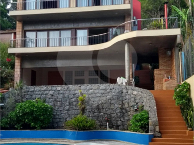 Casa à venda com 4 quartos, sendo 2 suítes,  no condomínio Champs Elysees Village, Mairiporã - SP