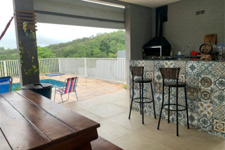 Casa à venda com 3 quartos, sendo 1 suíte, no condomínio Residencial Ponderosa, São Roque - SP