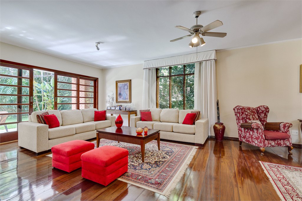 Casa à venda com 3 quartos, sendo 2 suítes, no condomínio Granja do Morumbi, São Paulo - SP