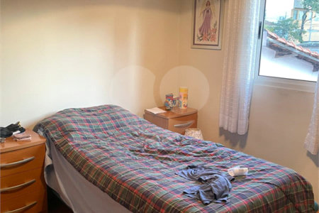 Casa à venda com 3 quartos, sendo 1 suíte, no condomínio Serranos, São Paulo - SP