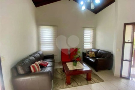 Casa à venda com 3 quartos, sendo 1 suíte, no condomínio Recanto dos Paturis, Vinhedo - SP