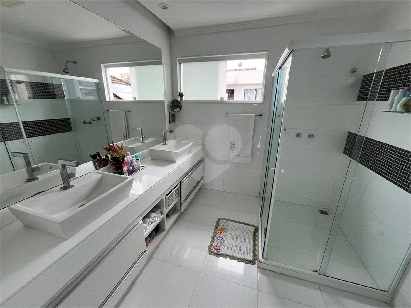 Casa à venda com 3 quartos, sendo 1 suíte, no condomínio Golden Village, Rio de Janeiro - RJ