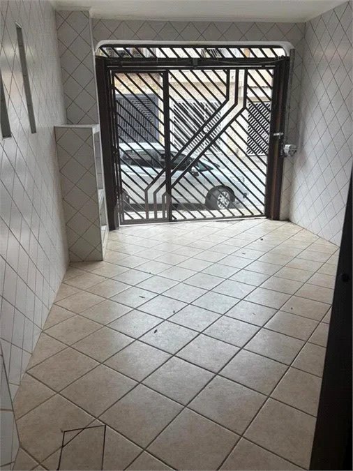 São Paulo - Capital - Bairro Santa Cruz - R4 495.000,00 - Aceita permuta por imóvel na cidade de Indaiatuba- Sp - Sobrado em rua residencial sem saída e com praça particular. O imóvel possui 2 quartos — 1 suíte com dois ambientes e acesso a hall externo. Sala ampla, cozinha com dois ambientes