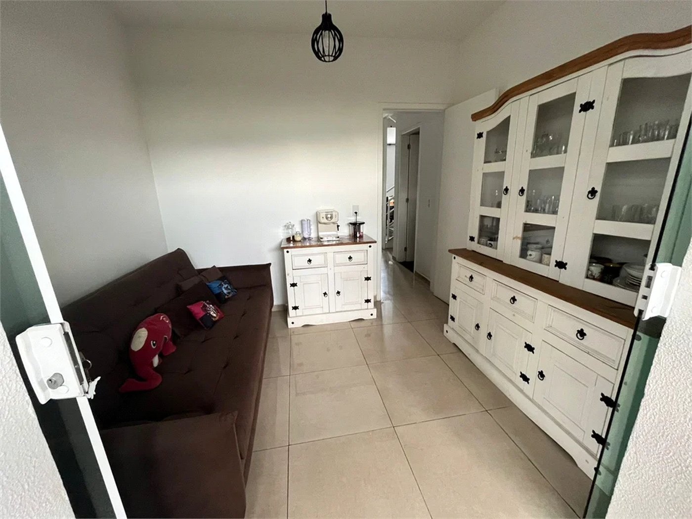 Casa à venda com 3 quartos, sendo 1 suíte, no condomínio New Village, Cotia - SP