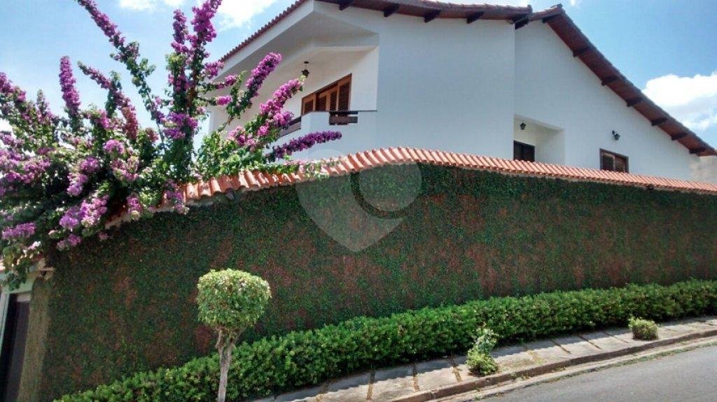 Sobrado à venda com 3 suítes em Jardim Peri, São Paulo, SP