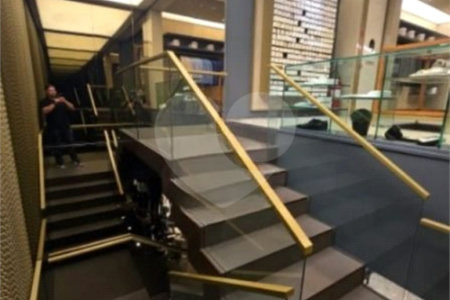 Prédio Comercial com 300m² , 3 pavimentos , refeitório , 2 banheiros , à venda no Brás.