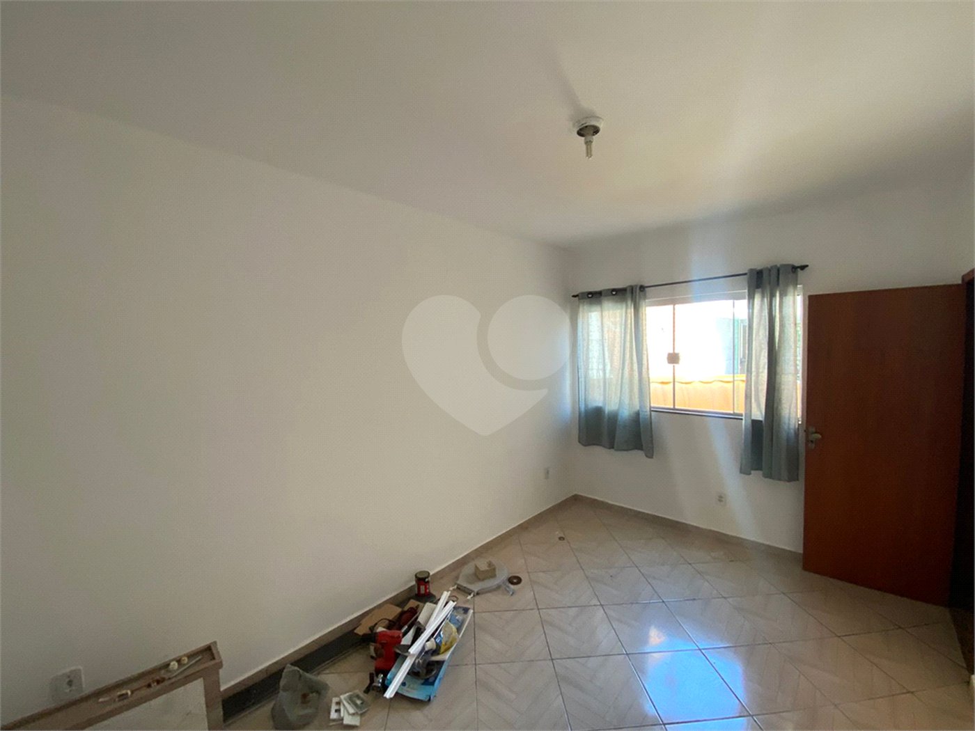 Casa térrea com salão comercial para venda no Santa Felícia.