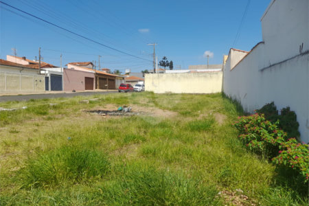Terreno plano com boa localização no Cruzeiro do Sul .